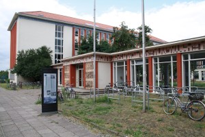 de hoofdingang van kunsthochschule Weissensee